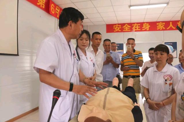 CDTV-3《红绿灯》报道:的哥安全课堂 医生讲解癫痫救治