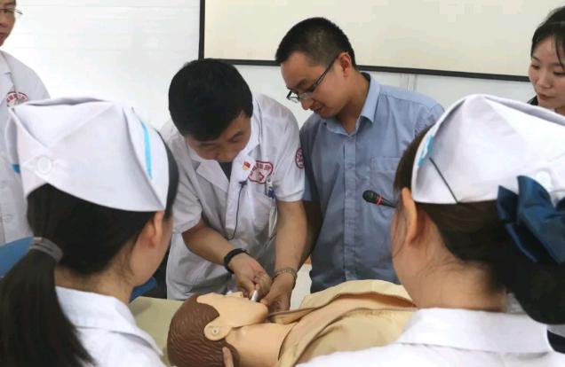 CDTV-3《红绿灯》报道:的哥安全课堂 医生讲解癫痫救治