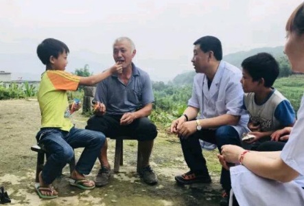 CDTV-3《健康成都》报道:军盛党支部进山看望癫痫患者