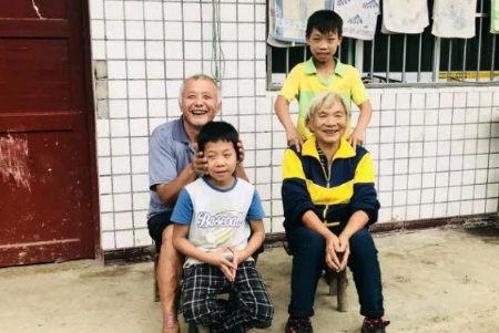 CDTV-3《健康成都》报道:军盛党支部进山看望癫痫患者