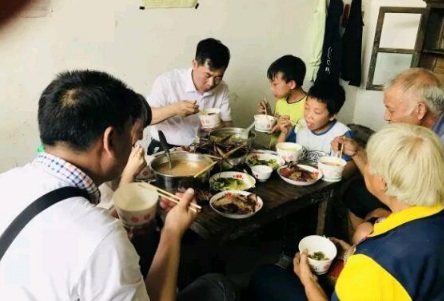 CDTV-3《健康成都》报道:军盛党支部进山看望癫痫患者